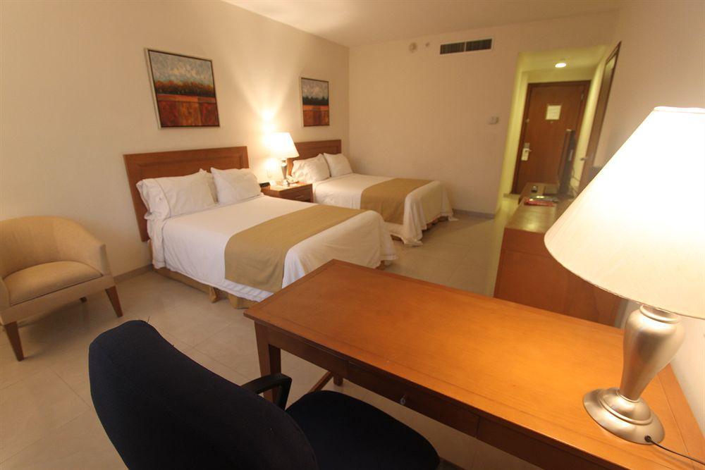 Wyndham Garden Playa Del Carmen Hotell Eksteriør bilde A room at the hotel