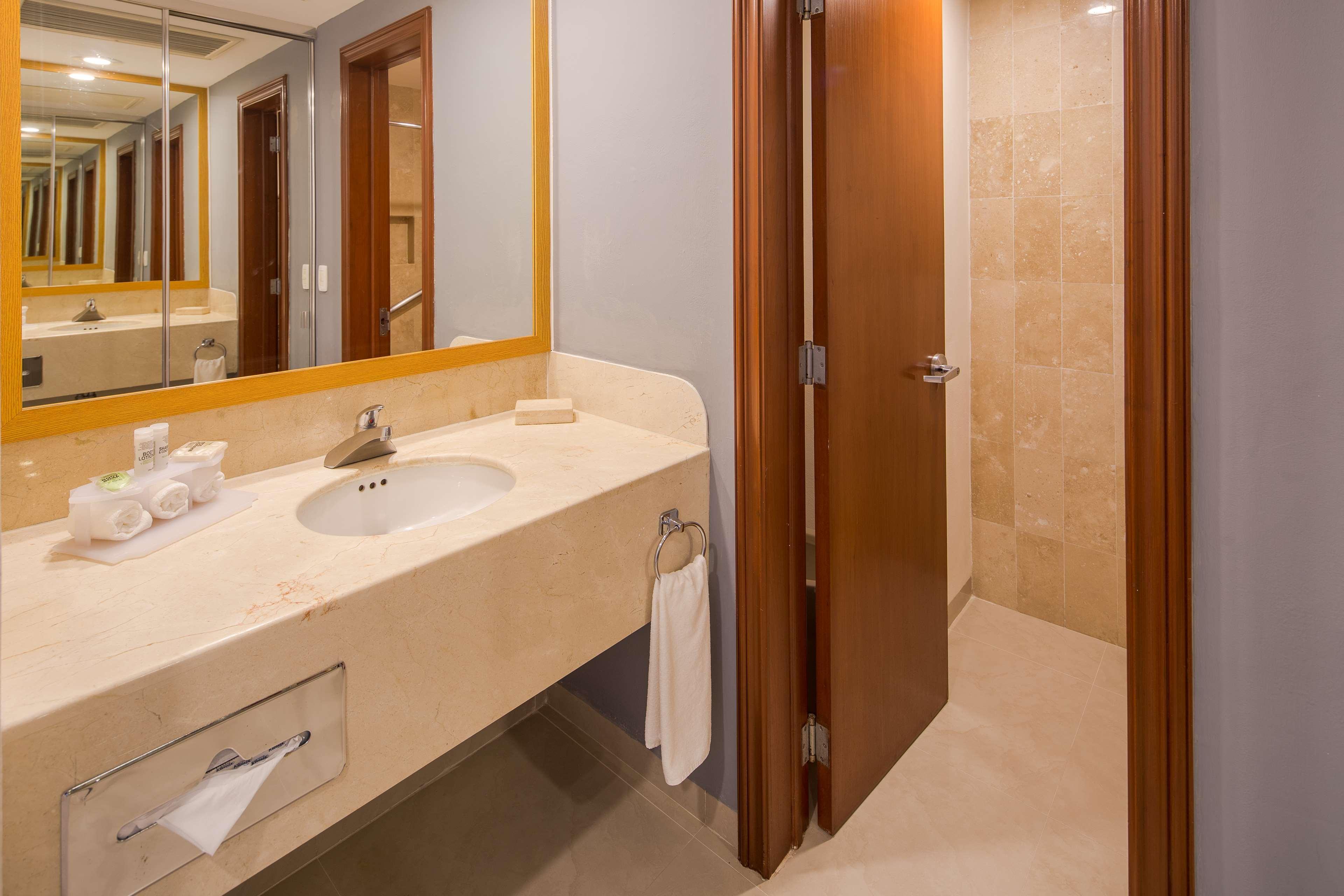 Wyndham Garden Playa Del Carmen Hotell Eksteriør bilde Bathroom