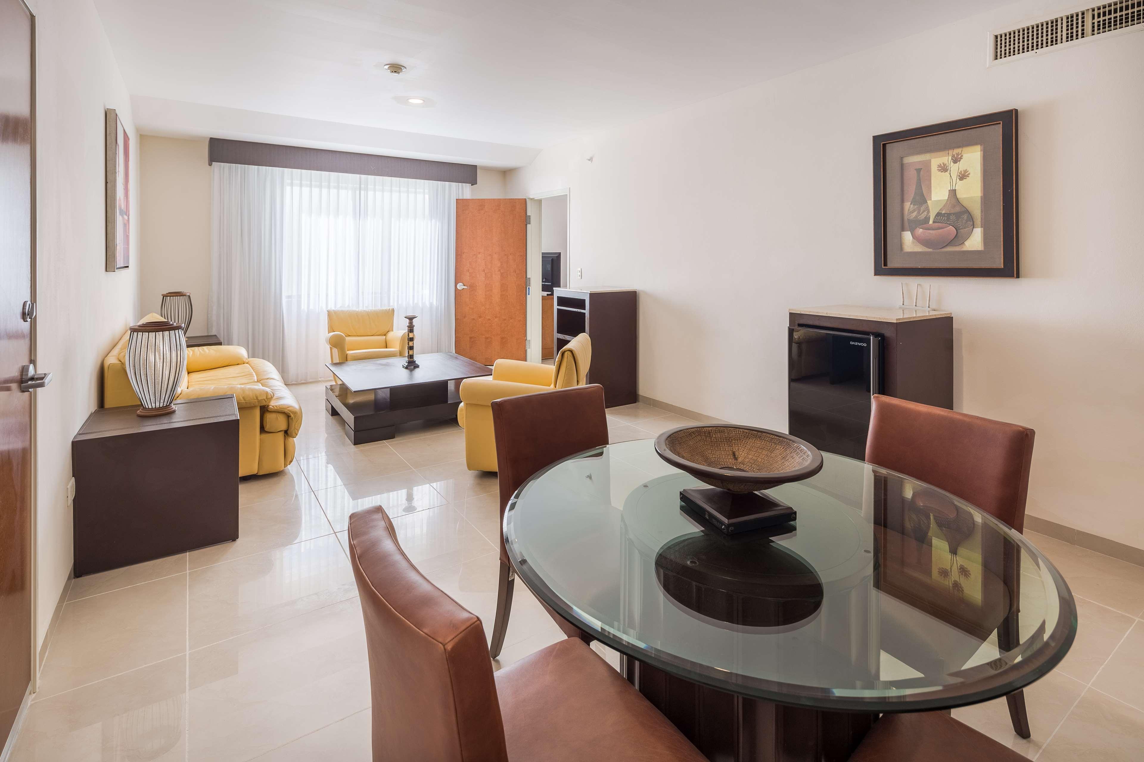 Wyndham Garden Playa Del Carmen Hotell Eksteriør bilde A living room at the hotel