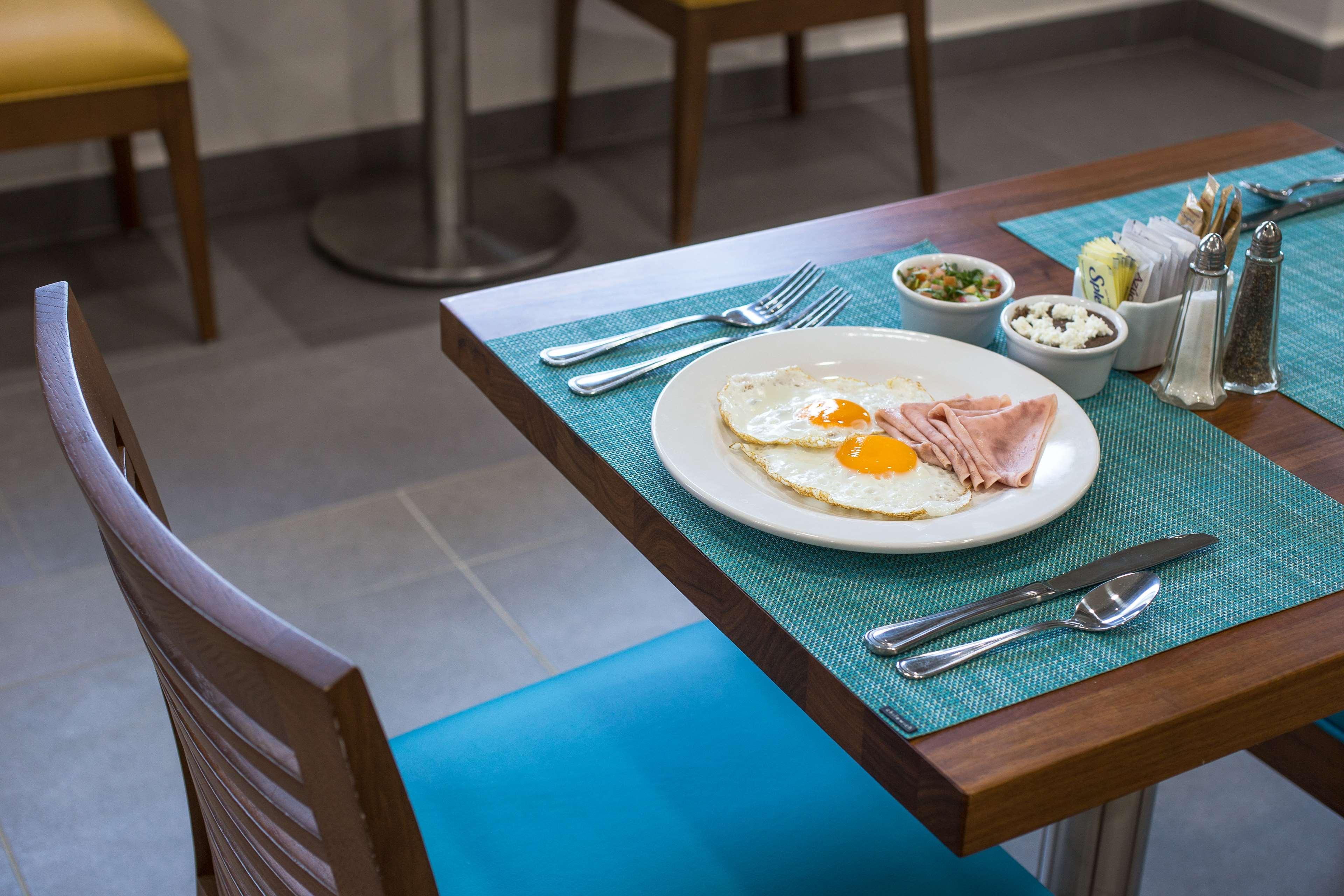 Wyndham Garden Playa Del Carmen Hotell Eksteriør bilde A breakfast table with a placemat
