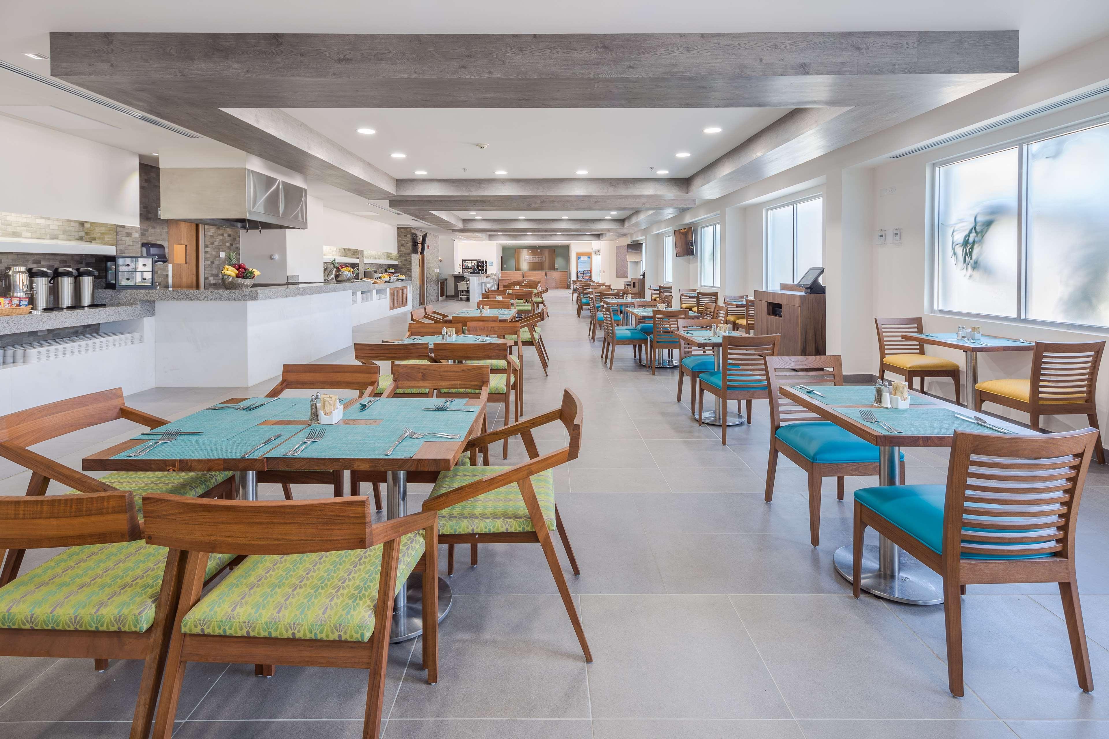 Wyndham Garden Playa Del Carmen Hotell Eksteriør bilde The dining room at the new hospital