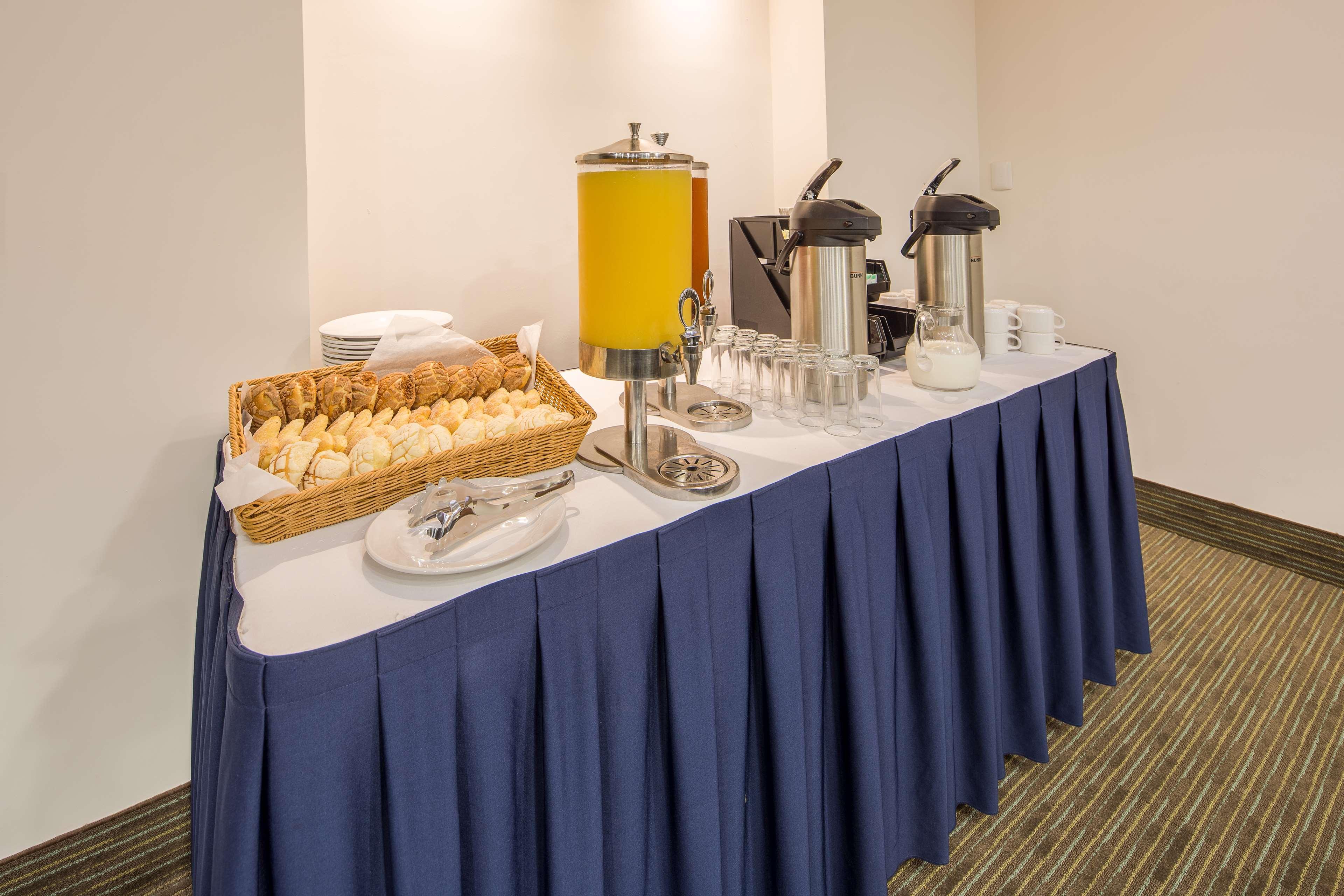 Wyndham Garden Playa Del Carmen Hotell Eksteriør bilde A coffee break