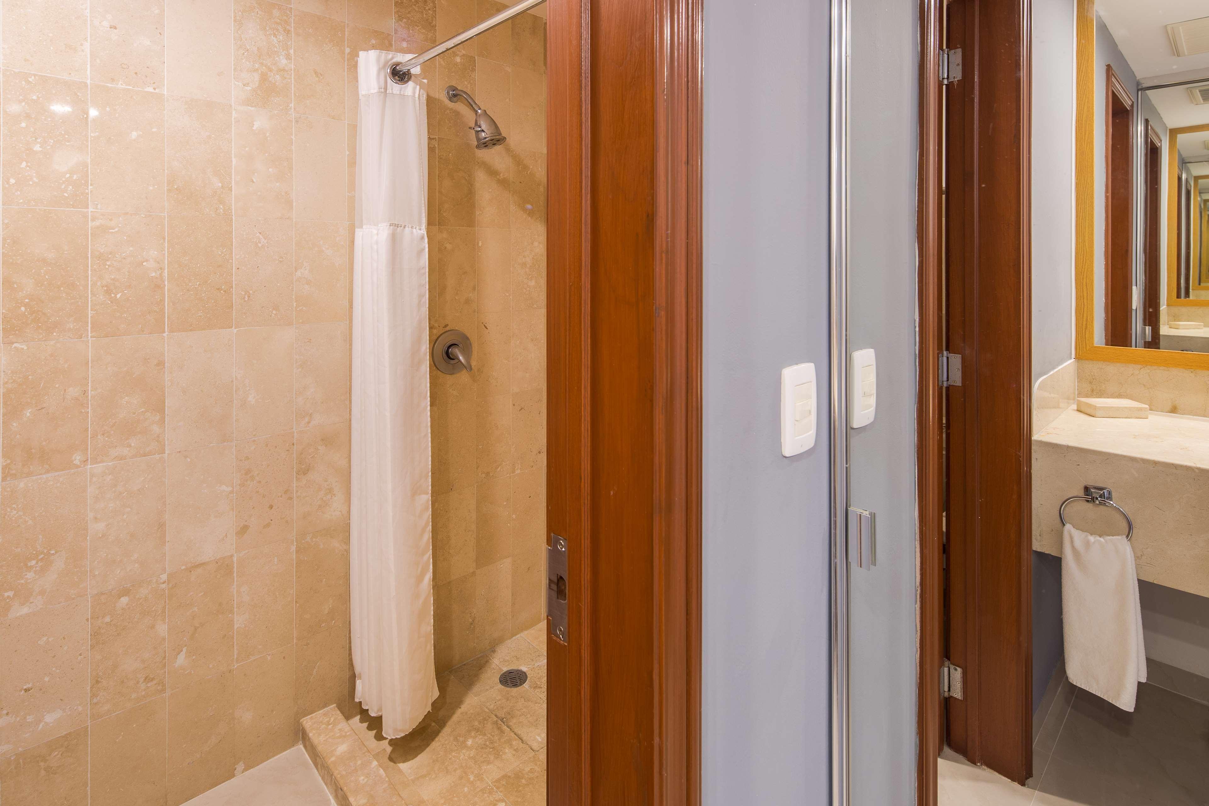 Wyndham Garden Playa Del Carmen Hotell Eksteriør bilde Bathroom of a hotel room