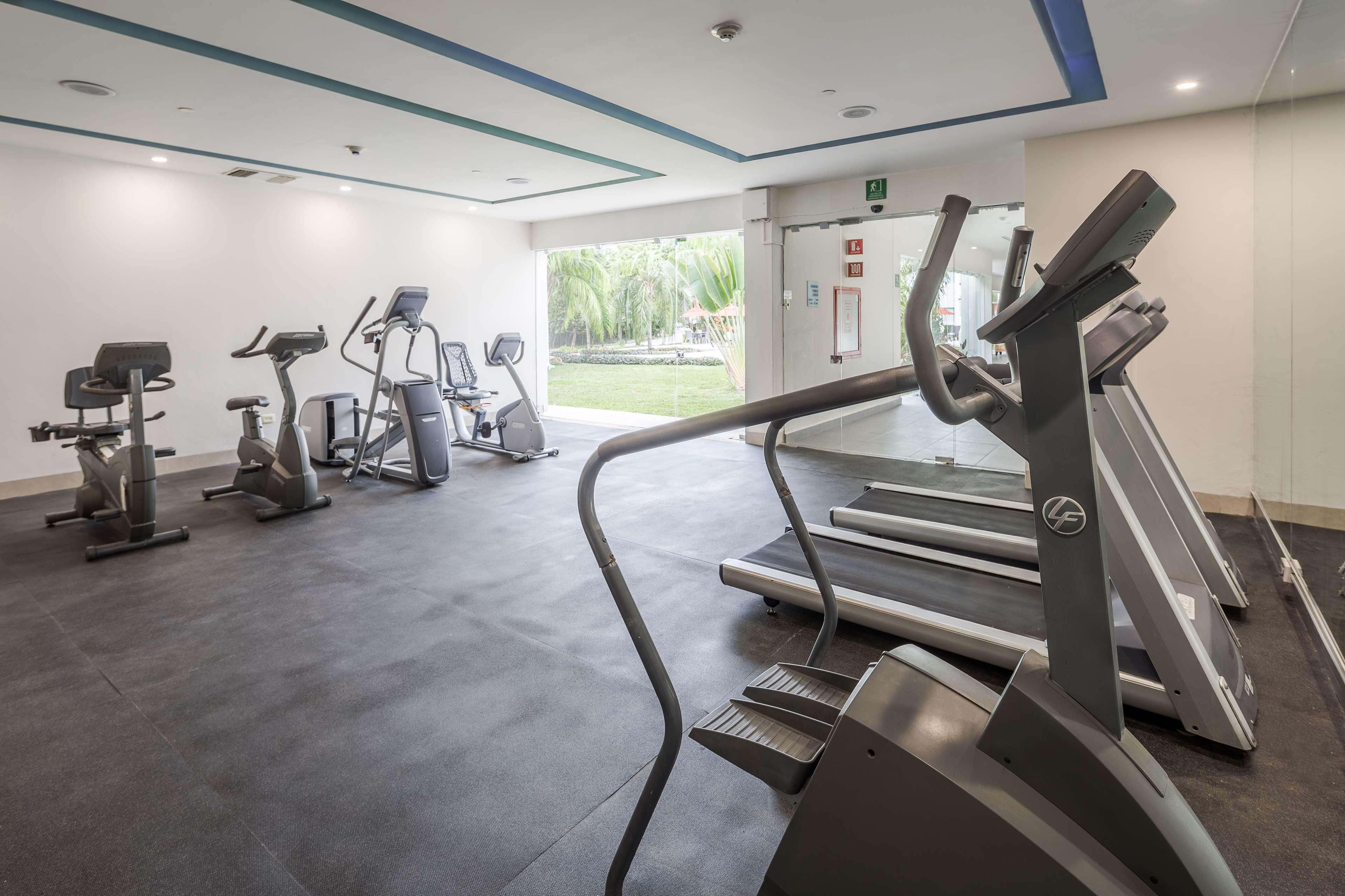Wyndham Garden Playa Del Carmen Hotell Eksteriør bilde The gym at the hotel