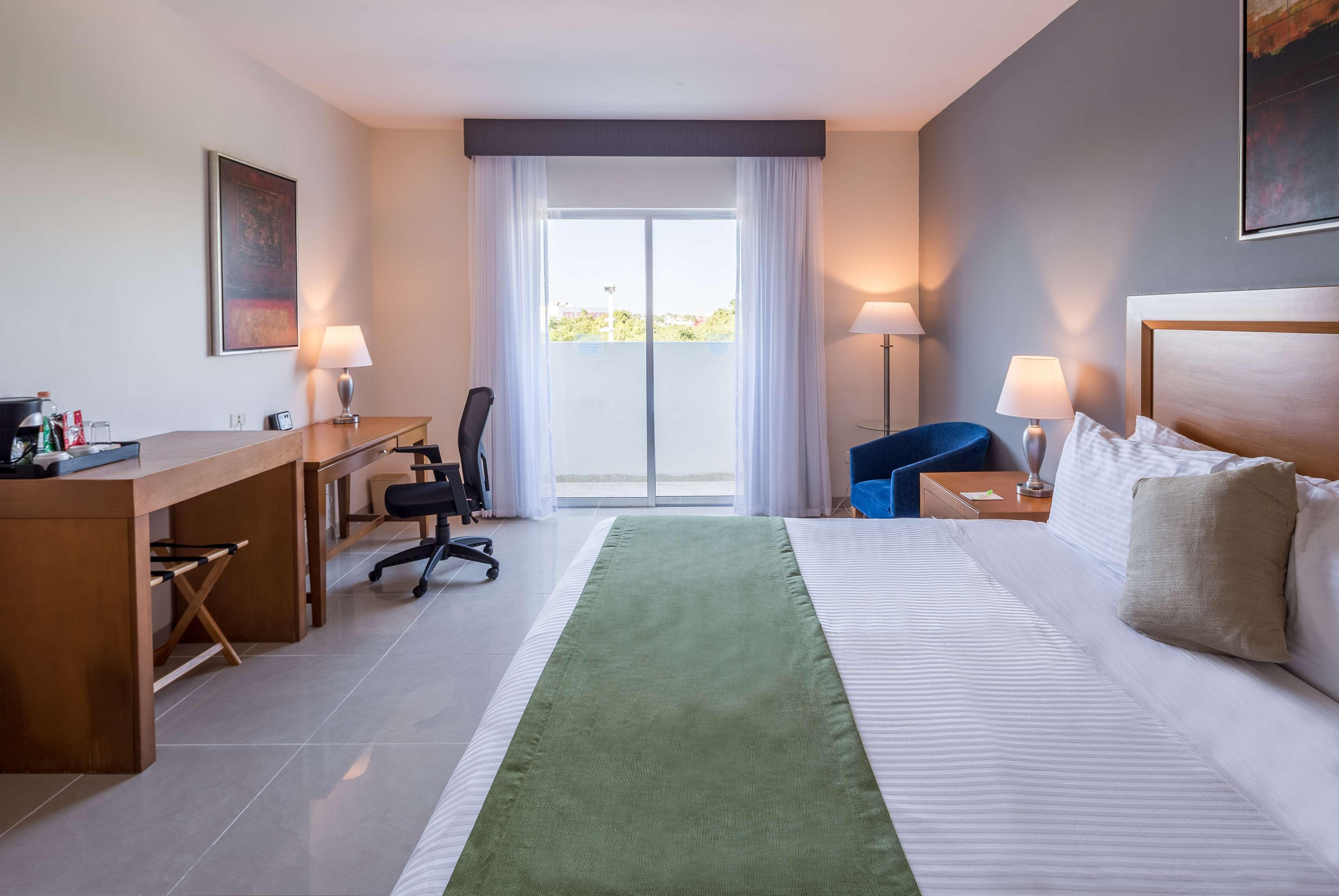 Wyndham Garden Playa Del Carmen Hotell Eksteriør bilde A typical room at the hotel