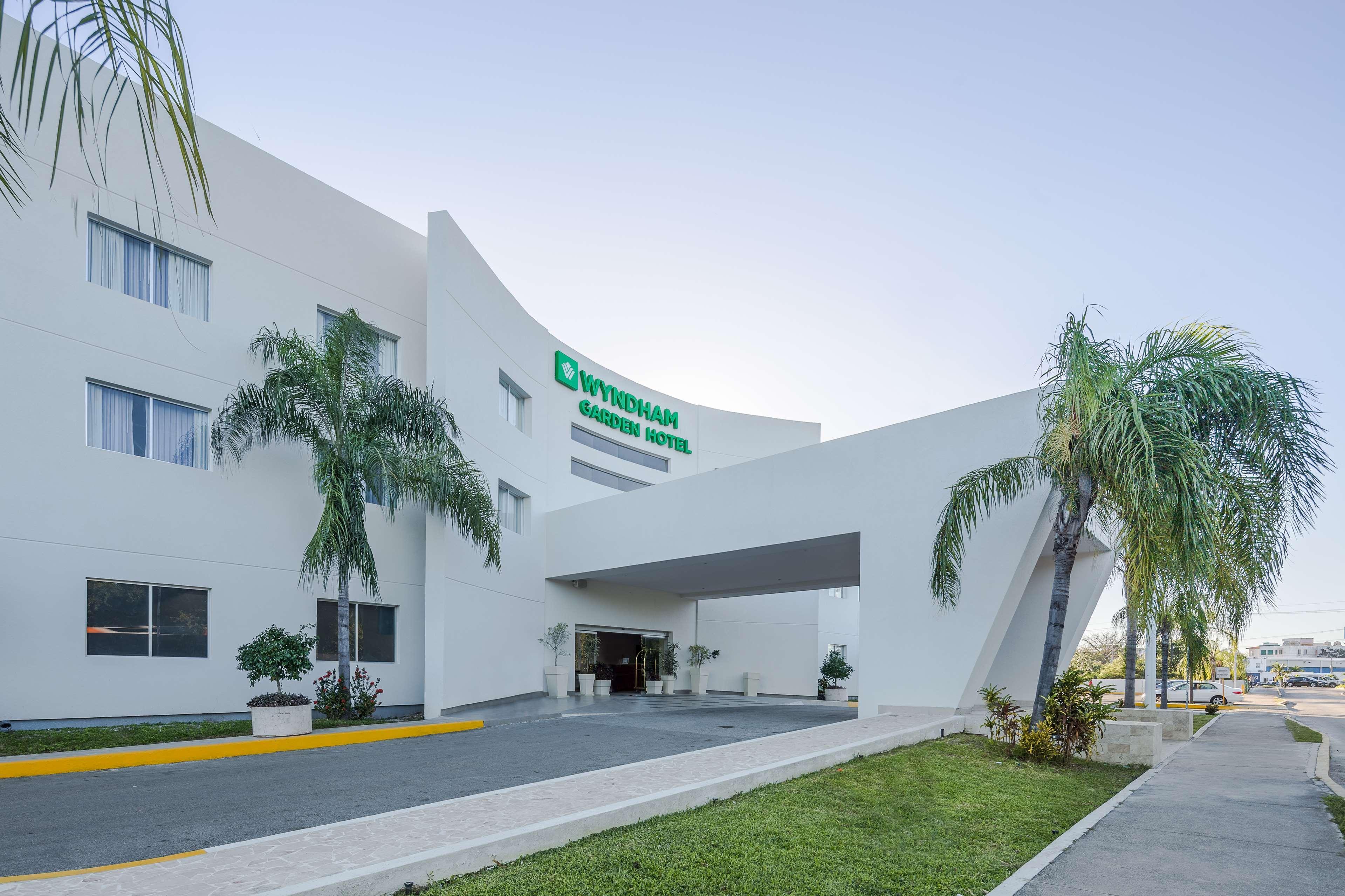 Wyndham Garden Playa Del Carmen Hotell Eksteriør bilde Entrance of the hospital
