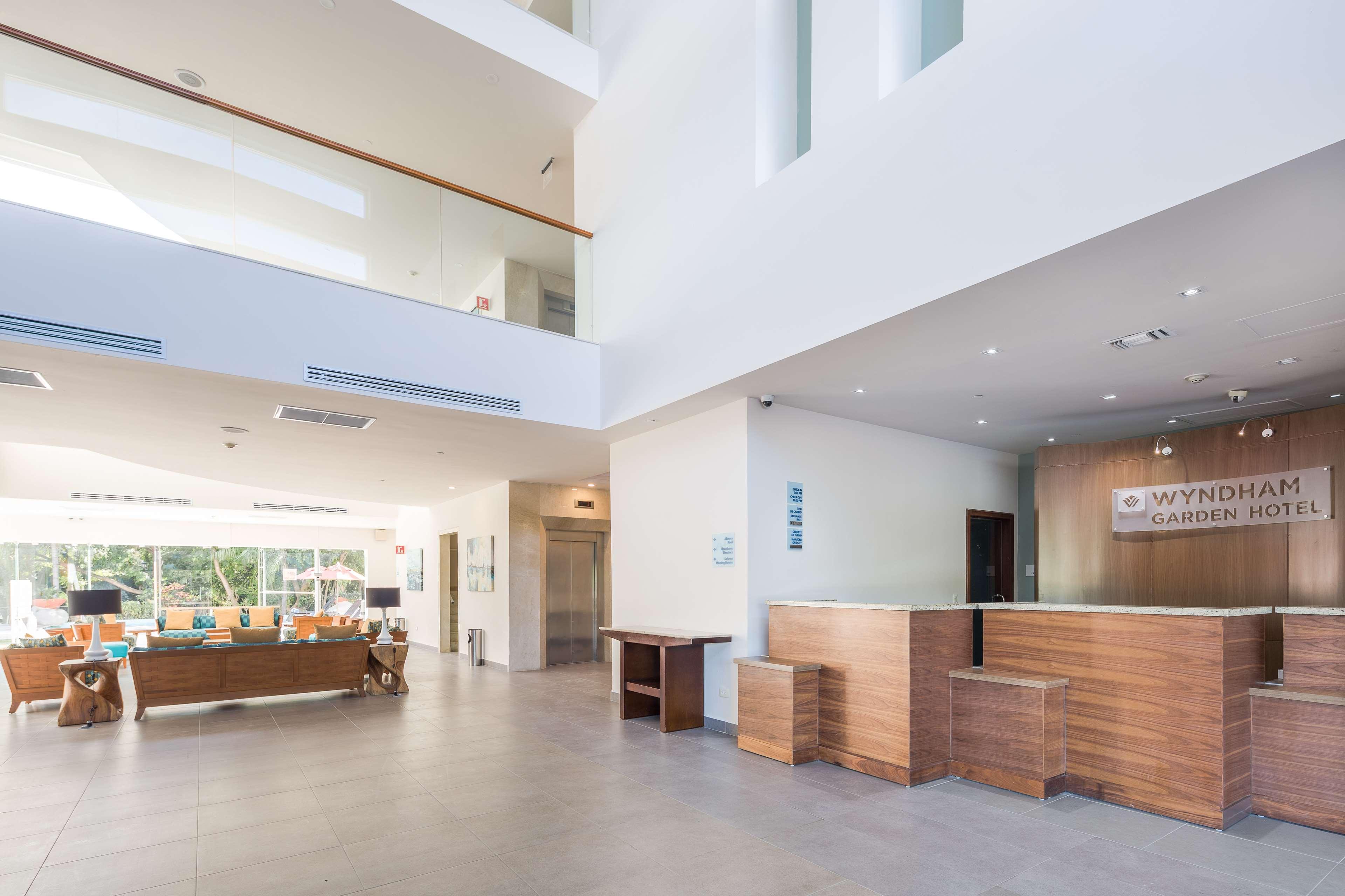 Wyndham Garden Playa Del Carmen Hotell Interiør bilde The reception area of the new building