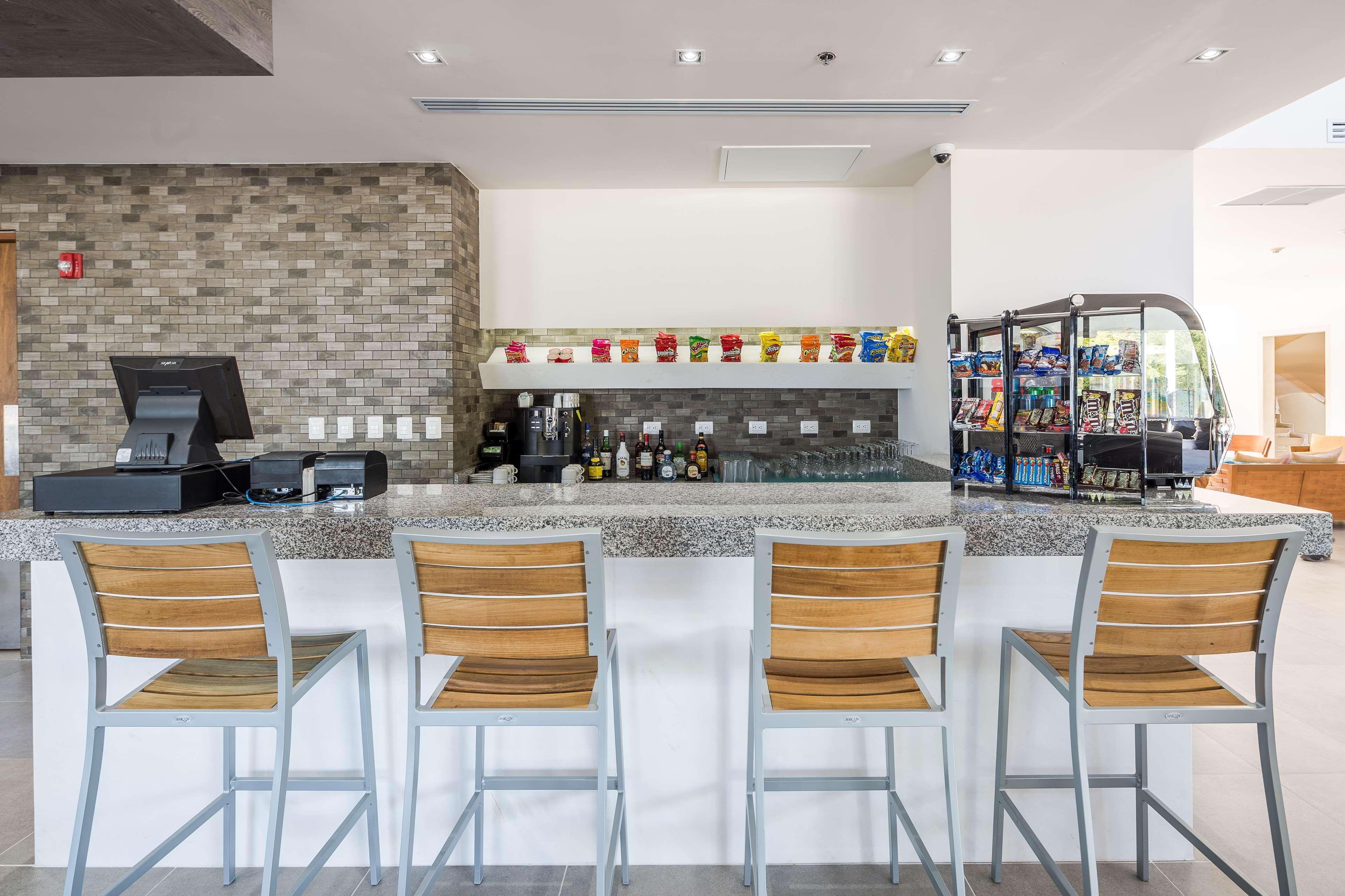 Wyndham Garden Playa Del Carmen Hotell Eksteriør bilde The bar at the airport