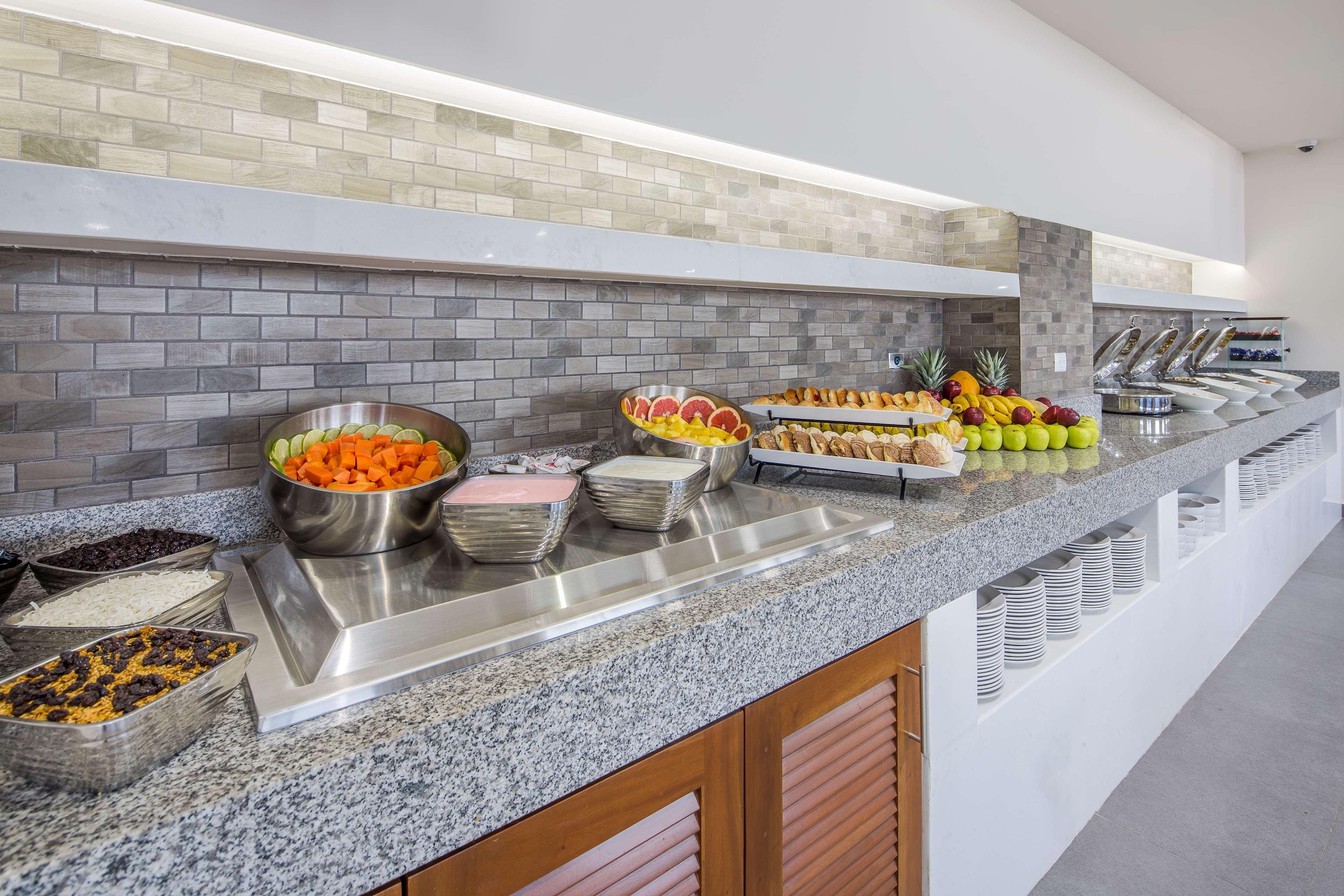 Wyndham Garden Playa Del Carmen Hotell Eksteriør bilde A buffet at a hotel