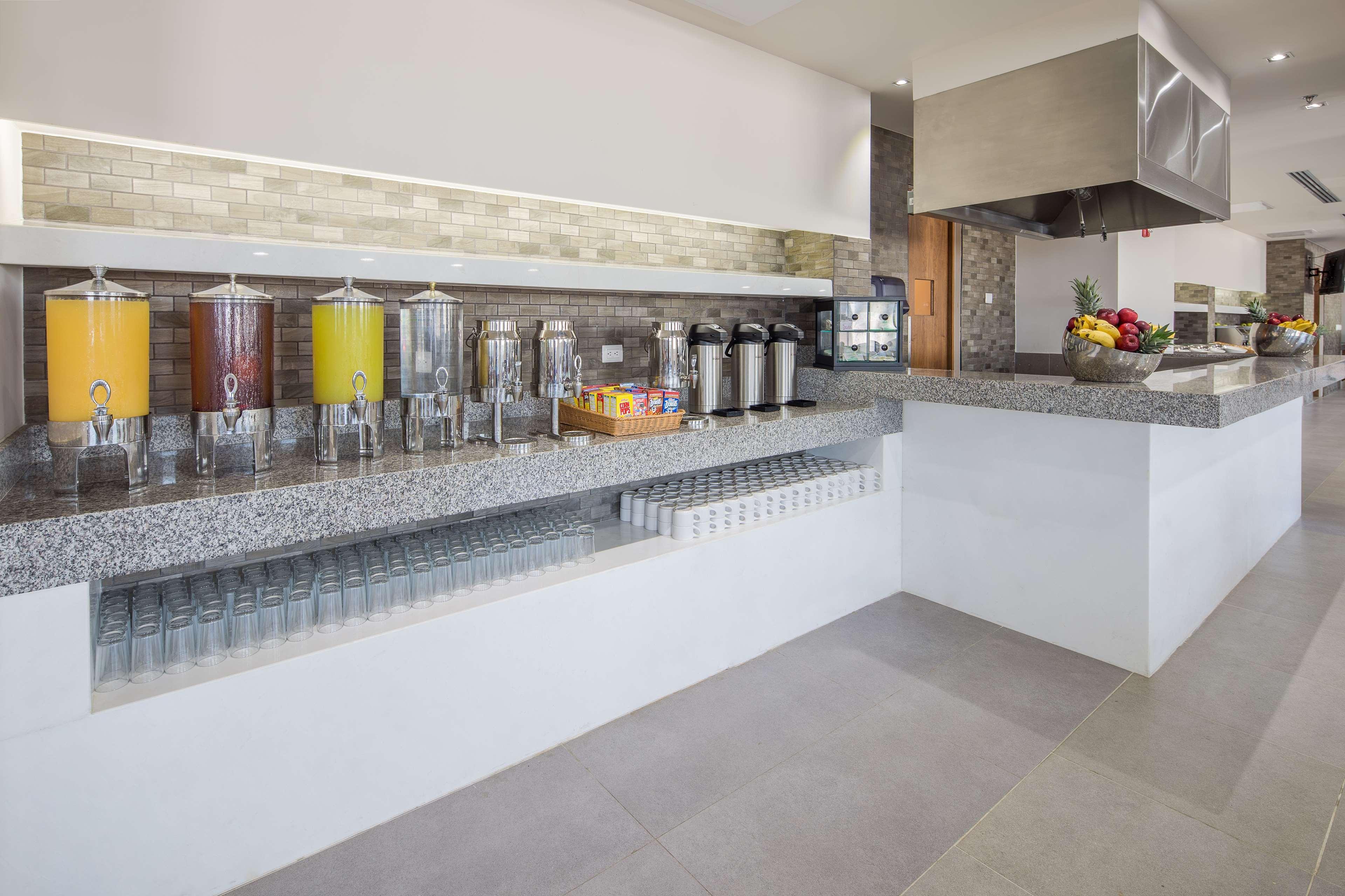 Wyndham Garden Playa Del Carmen Hotell Eksteriør bilde The kitchen at the restaurant