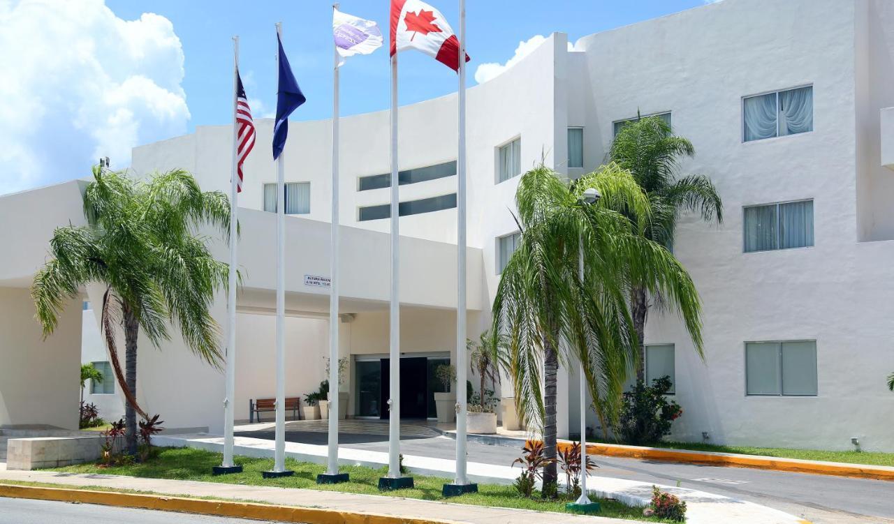 Wyndham Garden Playa Del Carmen Hotell Eksteriør bilde Cancún International School