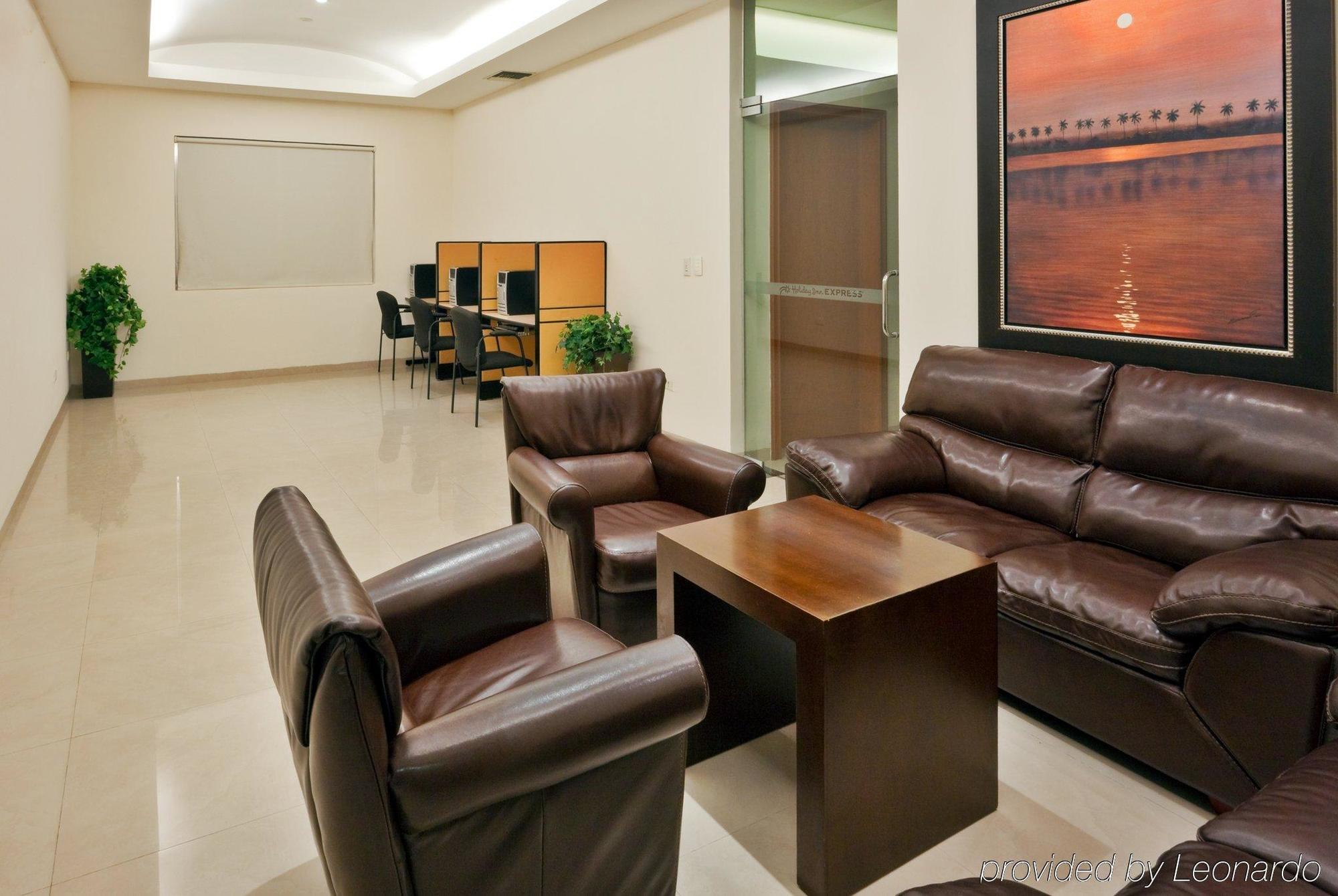 Wyndham Garden Playa Del Carmen Hotell Interiør bilde A waiting room at a hospital