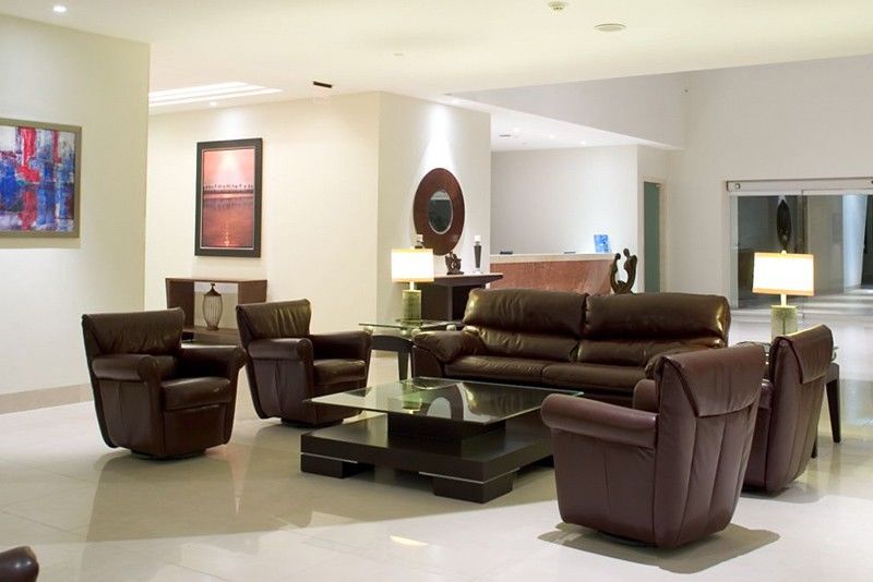 Wyndham Garden Playa Del Carmen Hotell Eksteriør bilde A living room with leather furniture