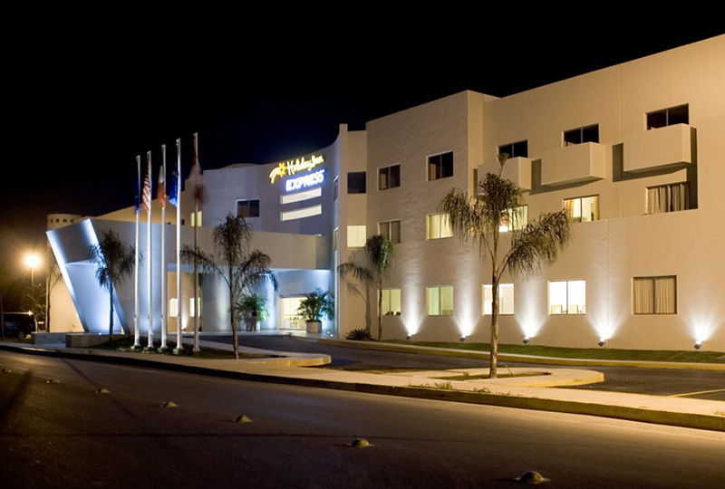 Wyndham Garden Playa Del Carmen Hotell Eksteriør bilde The new terminal at night