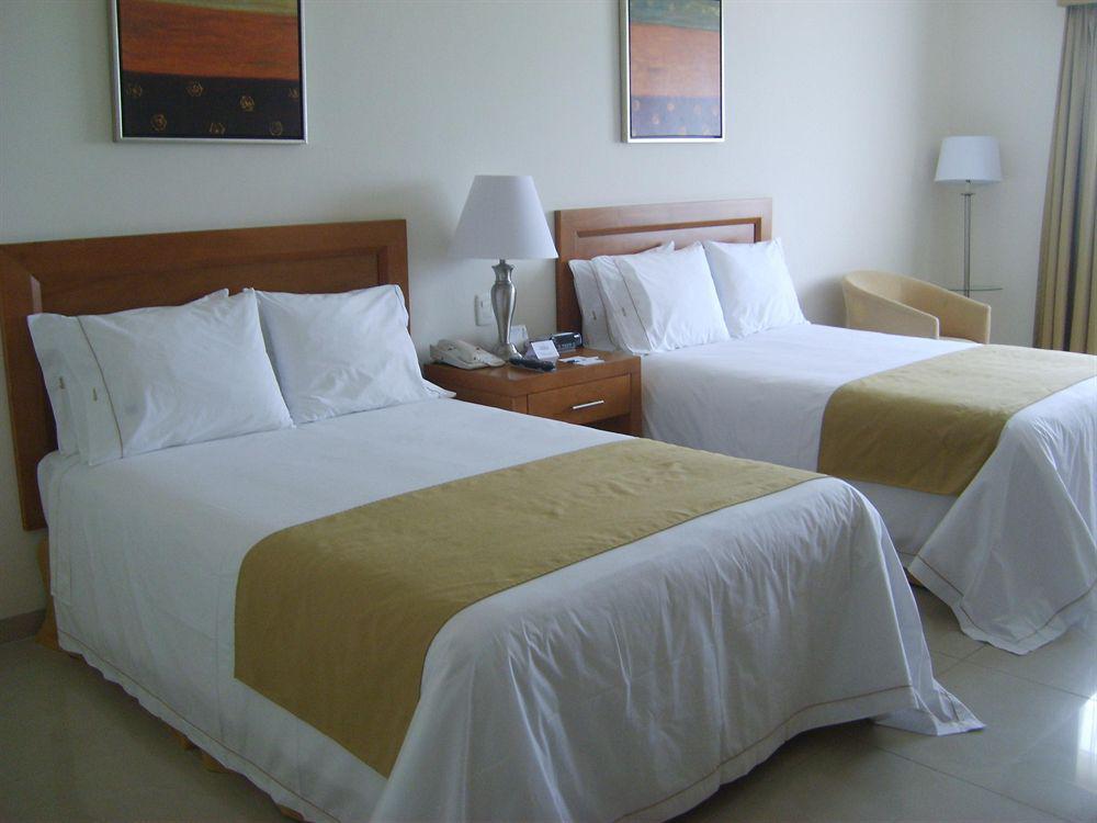 Wyndham Garden Playa Del Carmen Hotell Rom bilde A guest room at the hotel